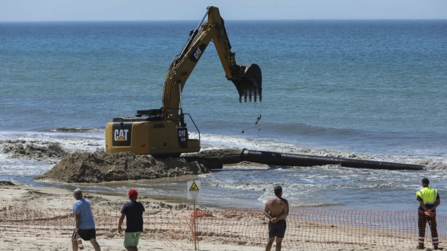 Reposição de areia na Costa de Caparica começou sem grande impacto para os utentes