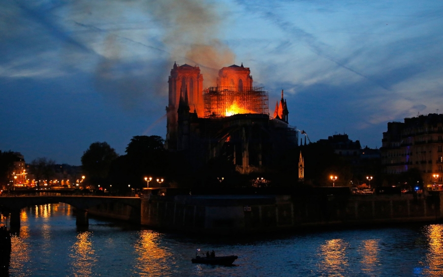 Bombeiros afirmam: &quot;A estrutura da Notre-Dame está a salvo e totalmente preservada&quot;