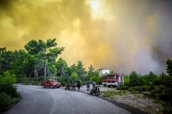 Incêndios obrigam a evacuações em massa nas ilhas gregas de Rodes e Corfu