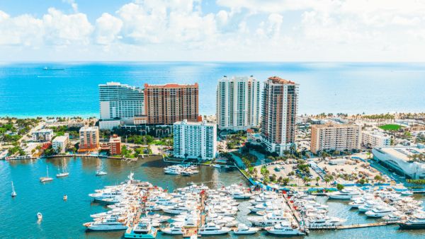 Estudantes das universidades e famílias competem por lugar à beira-mar na Florida